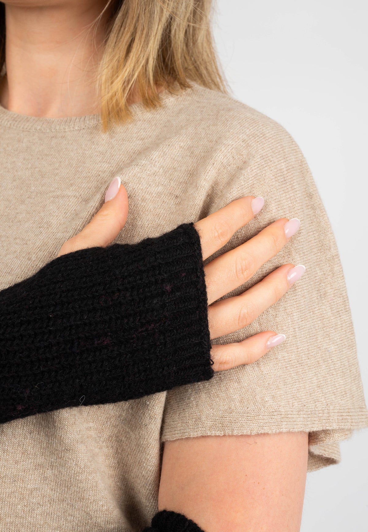 Women's Cashmere Blend Arm Warmers, black | Dalle Piane Cashmere