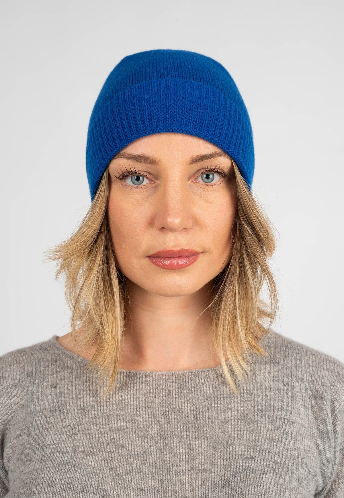 Women's Plain-Knit 100% Cashmere Beanie, electric blue | Dalle Piane Cashmere