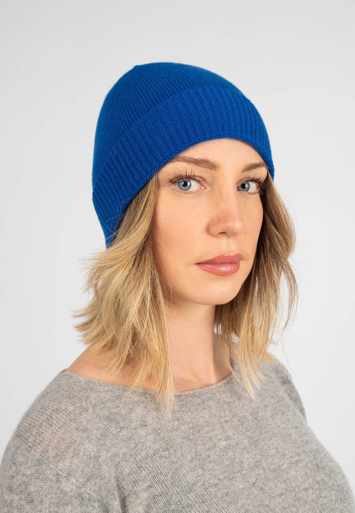 Women's Plain-Knit 100% Cashmere Beanie, electric blue | Dalle Piane Cashmere
