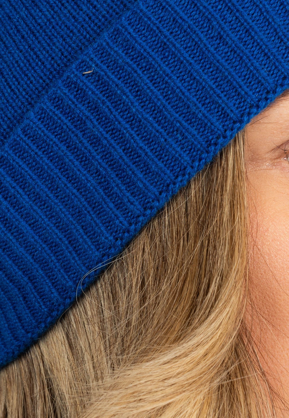 Women's Plain-Knit 100% Cashmere Beanie, electric blue | Dalle Piane Cashmere