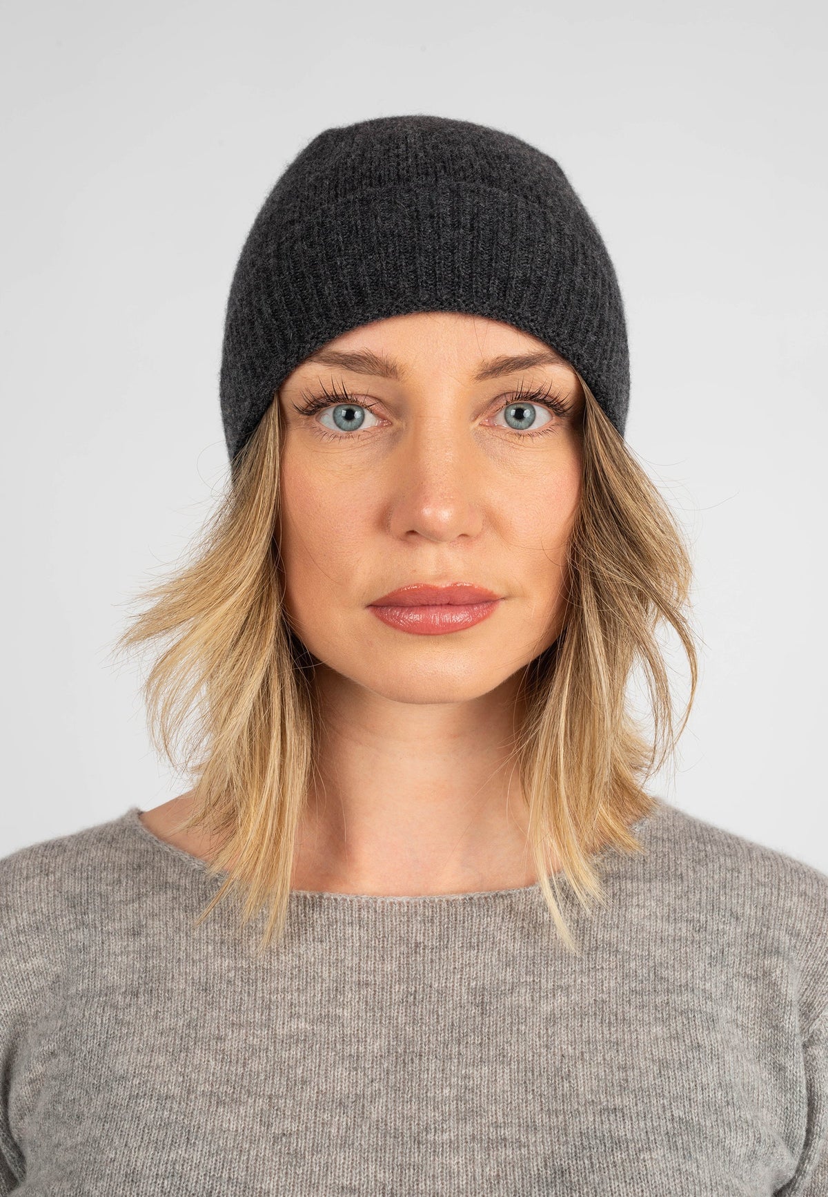 Women's Plain-Knit 100% Cashmere Beanie, charcoal | Dalle Piane Cashmere