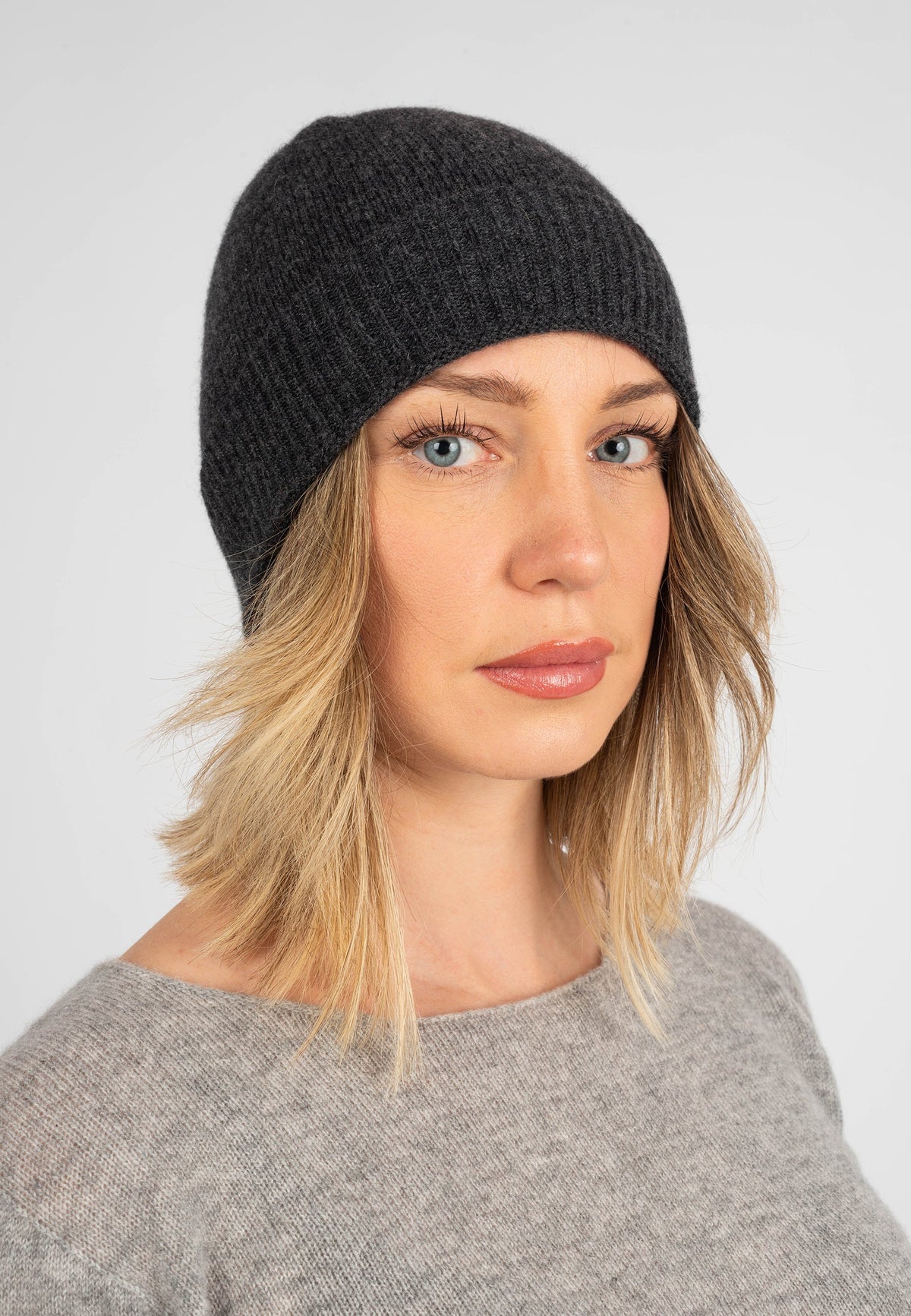 Women's Plain-Knit 100% Cashmere Beanie, charcoal | Dalle Piane Cashmere