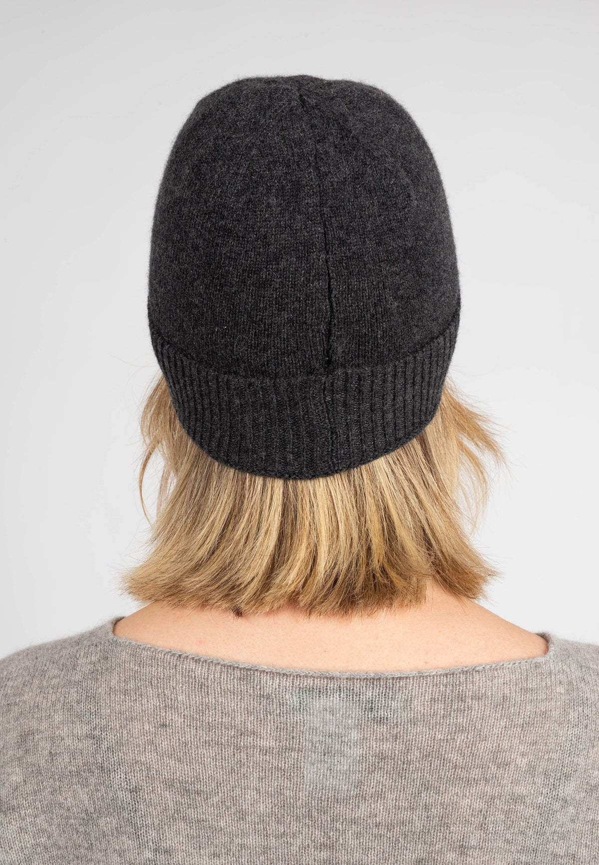 Women's Plain-Knit 100% Cashmere Beanie, charcoal | Dalle Piane Cashmere