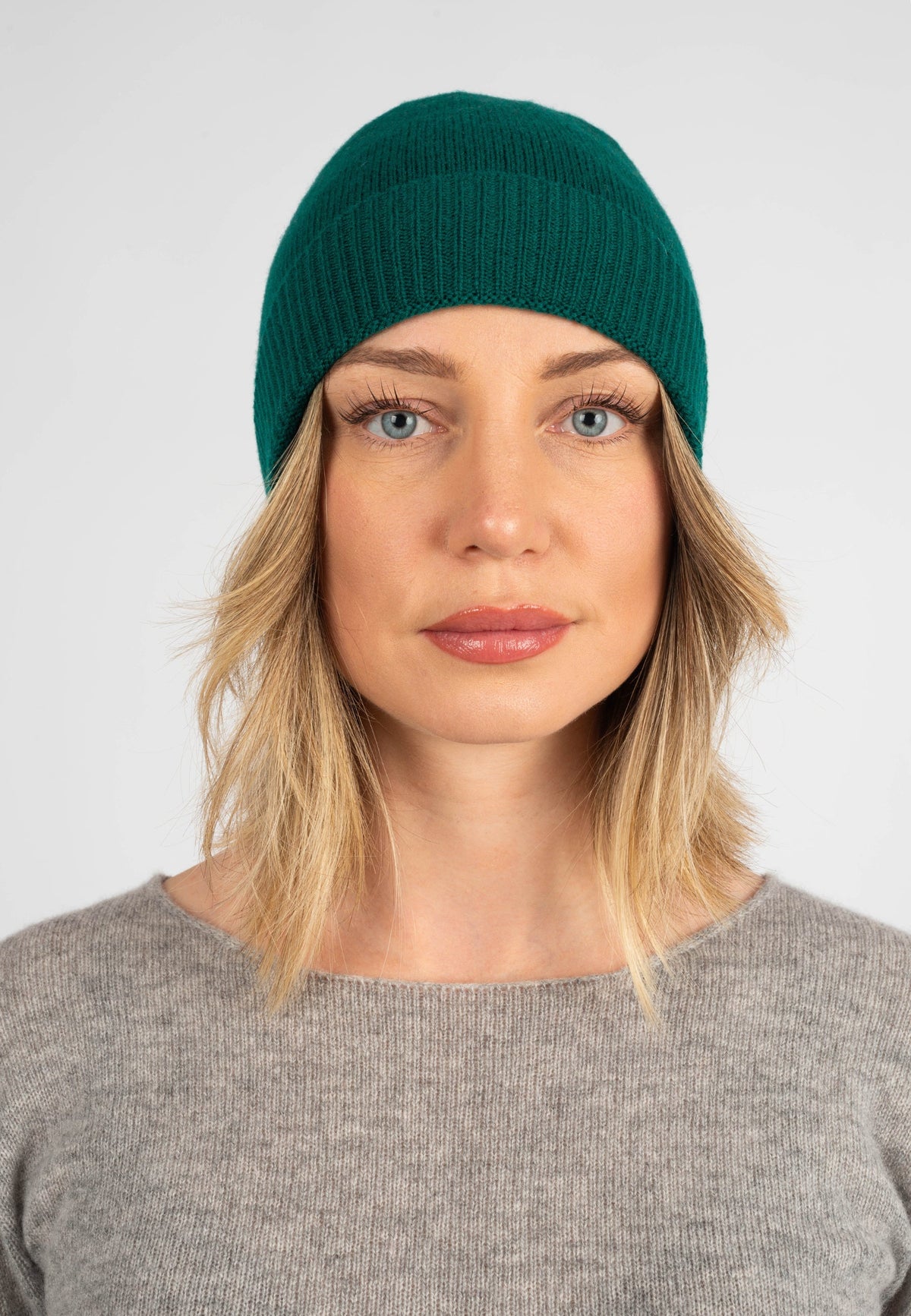 Women's Plain-Knit 100% Cashmere Beanie, green | Dalle Piane Cashmere