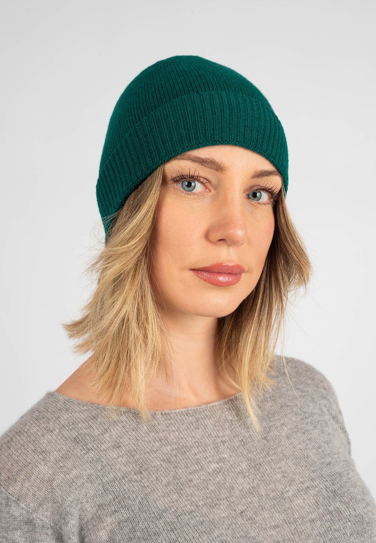Women's Plain-Knit 100% Cashmere Beanie, green | Dalle Piane Cashmere