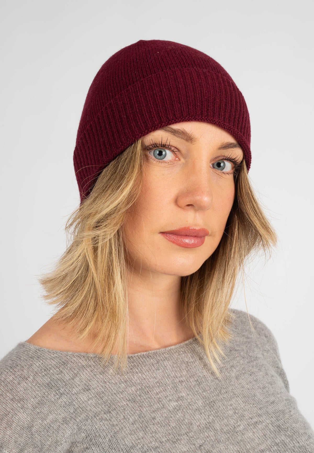 Women's Plain-Knit 100% Cashmere Beanie, burgundy | Dalle Piane Cashmere