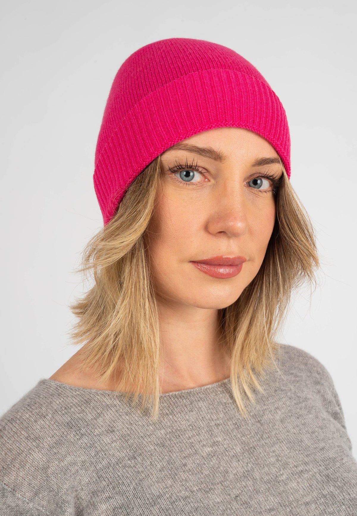Women's Plain-Knit 100% Cashmere Beanie, fuchsia | Dalle Piane Cashmere