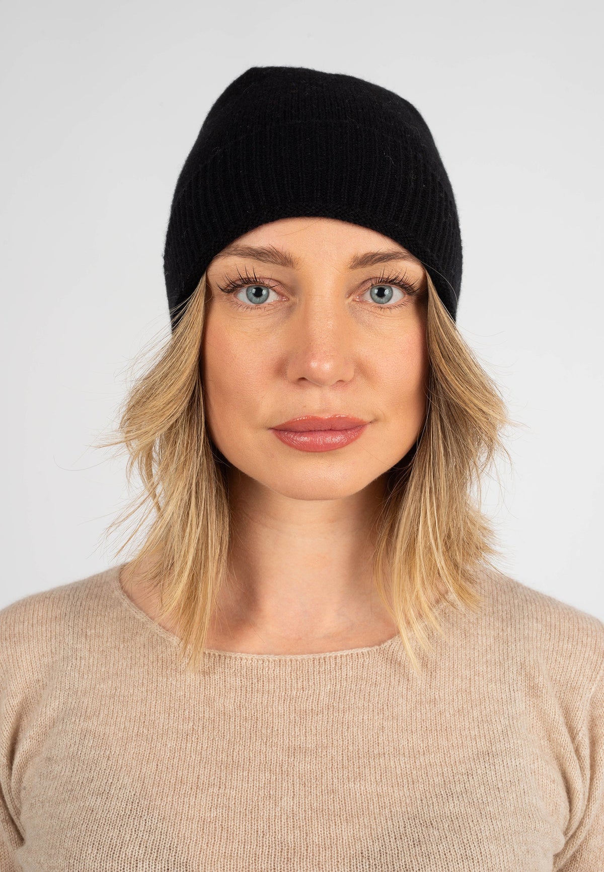 Women's Plain-Knit 100% Cashmere Beanie, black | Dalle Piane Cashmere
