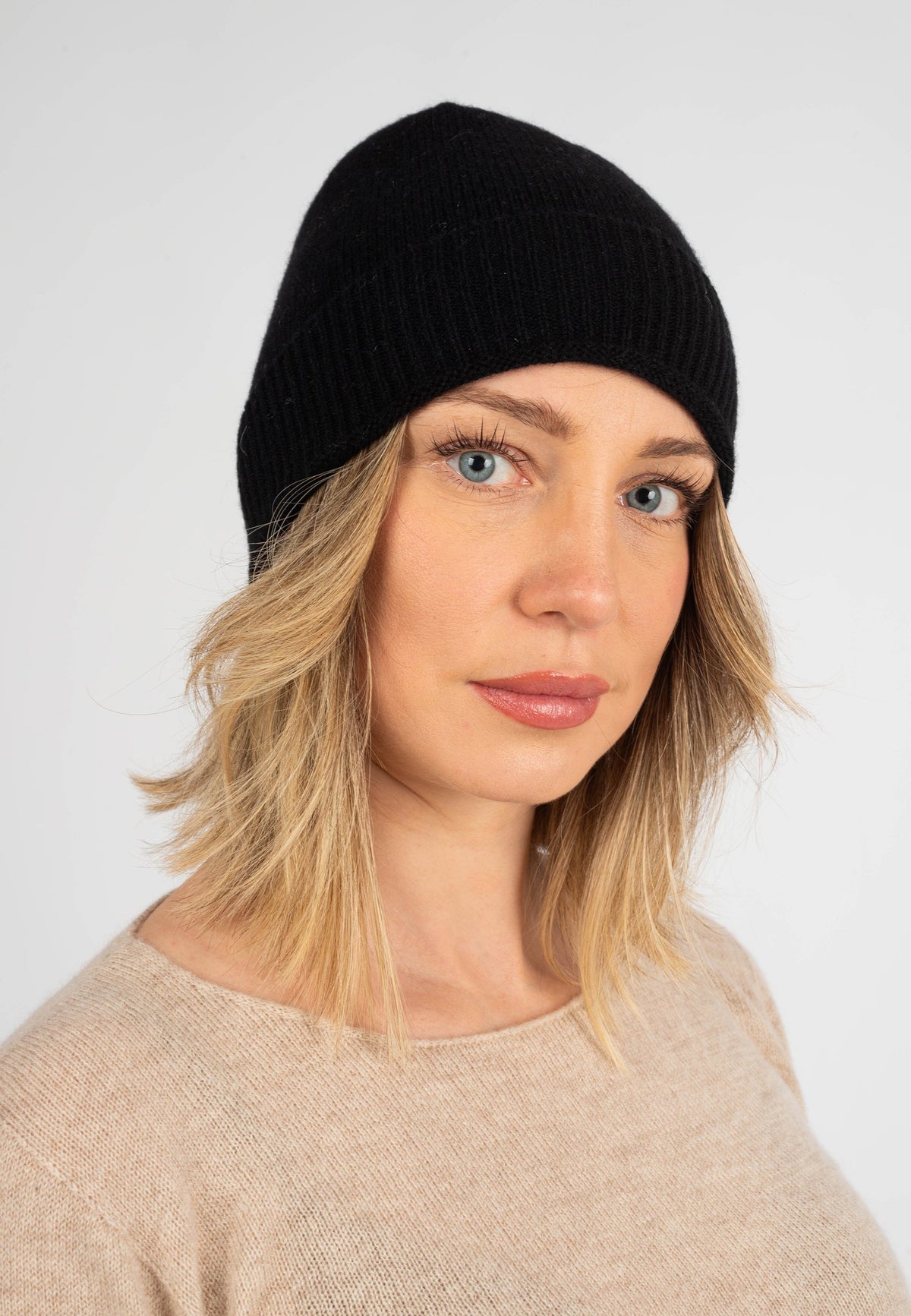 Women's Plain-Knit 100% Cashmere Beanie, black | Dalle Piane Cashmere